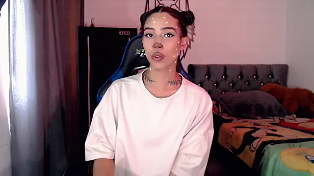 Snapshot of Sweet-Cris chatting on 10/21/25, 06:52 Sweet-Cris online show from 10/21/25, 06:52