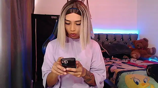 Snapshot of Sweet-Cris chatting on 10/29/25, 02:08 Sweet-Cris online show from 10/29/25, 02:08