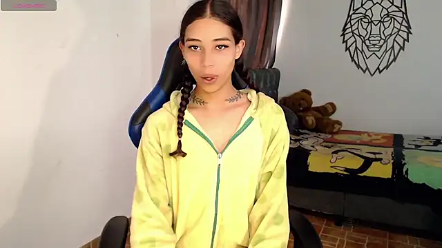 Snapshot of Sweet-Cris chatting on 11/28/25, 12:52 Sweet-Cris online show from 11/28/25, 12:52