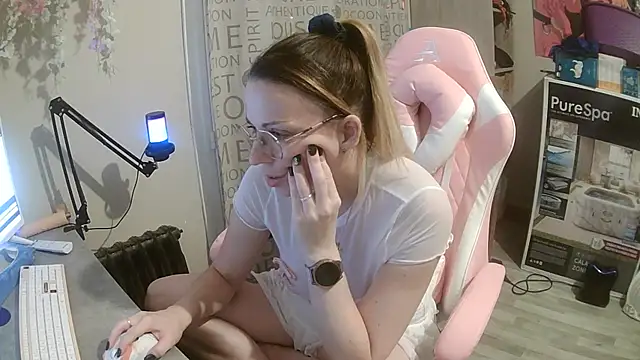 Snapshot of rubystrip chatting on 09/25/25, 08:12 rubystrip online show from 09/25/25, 08:12