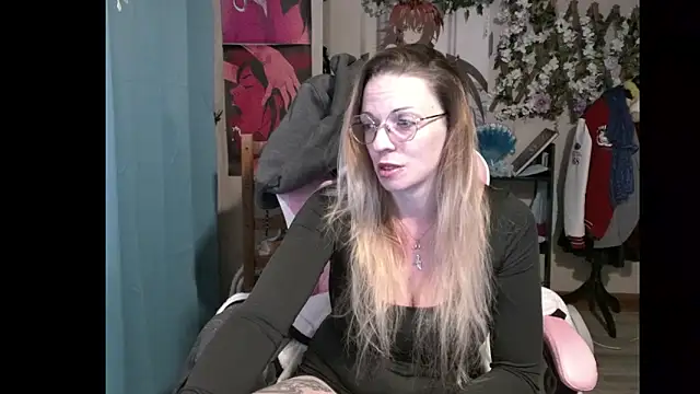 Snapshot of rubystrip chatting on 10/20/25, 08:09 rubystrip online show from 10/20/25, 08:09