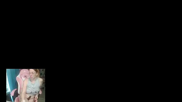 Snapshot of rubystrip chatting on 11/06/25, 01:01 rubystrip online show from 11/06/25, 01:01