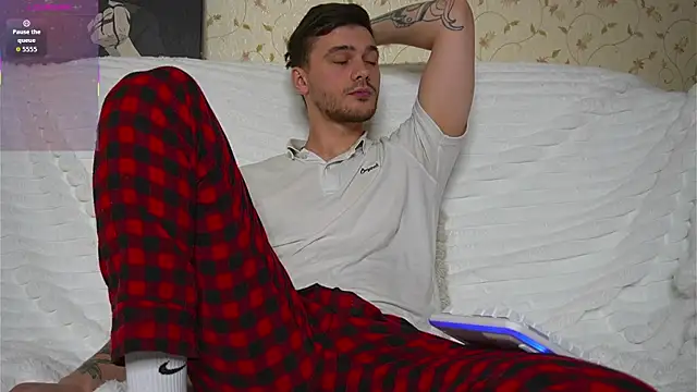 Snapshot of johnstoneisland chatting on 04/13/26, 07:41 johnstoneisland online show from 04/13/26, 07:41