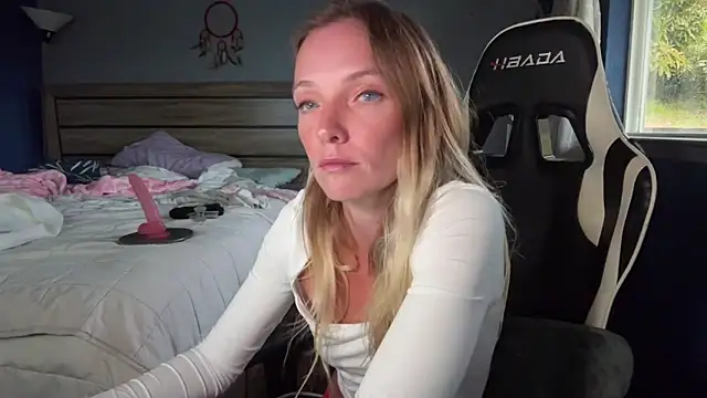 Snapshot of ajmiller25 chatting on 04/10/26, 02:06 ajmiller25 online show from 04/10/26, 02:06