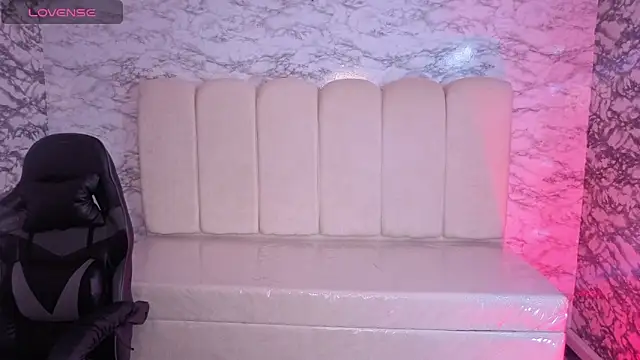 Luna Star v online show from 10/14/25, 04:02