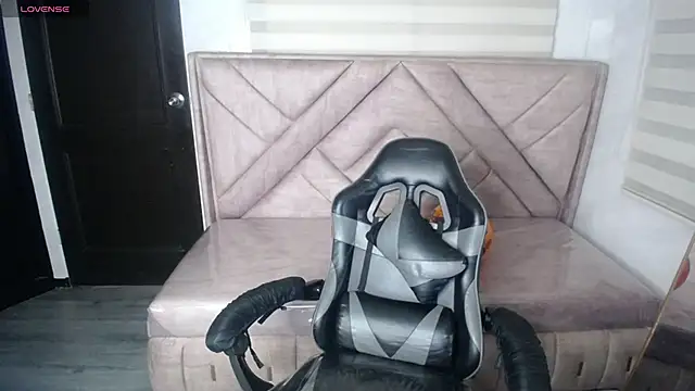 Luna Star v online show from 10/18/25, 03:31
