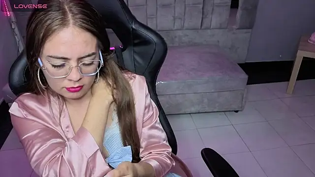 Luna Star v online show from 11/16/25, 08:42