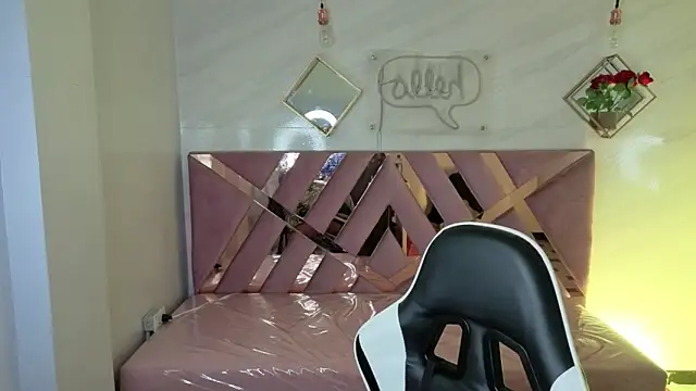 Luna Star v online show from 11/20/25, 03:18