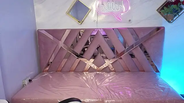 Luna Star v online show from 11/26/25, 03:29