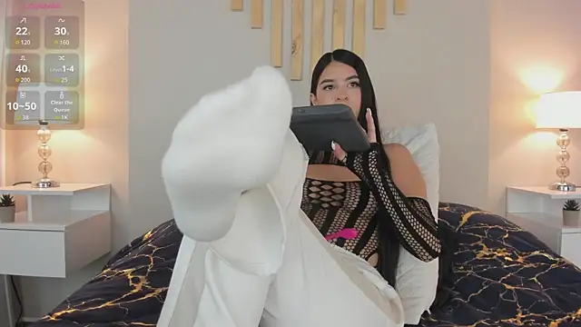 natachadiaz  online show from 10/18/25, 11:33