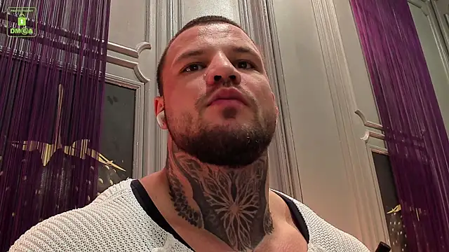 Snapshot of OliverSport chatting on 12/15/25, 04:00 OliverSport online show from 12/15/25, 04:00