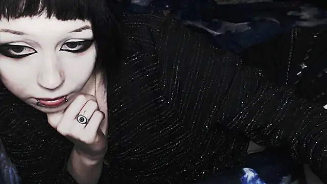 Snapshot of _LUCY_LAVE chatting on 11/04/25, 04:33 LUCY LAVE online show from 11/04/25, 04:33