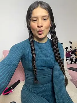 Snapshot of Emilyybennet_ chatting on 10/17/25, 10:34 Emilyybennet online show from 10/17/25, 10:34