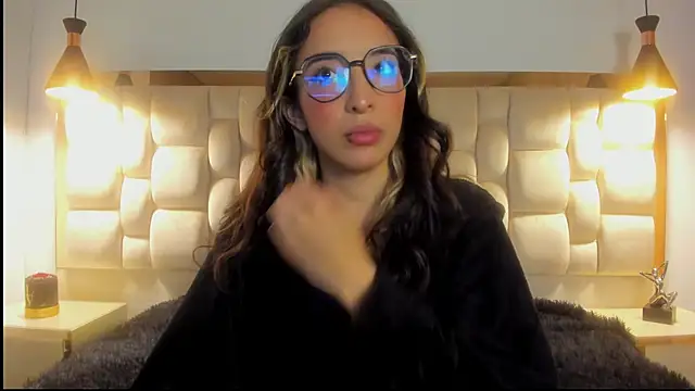 Emilia Bons online show from 11/17/25, 02:01