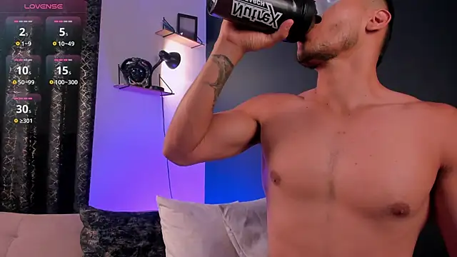 Snapshot of MarkSantozz chatting on 11/25/25, 07:25 MarkSantozz online show from 11/25/25, 07:25