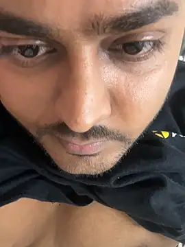 Snapshot of blrguychub chatting on 10/29/25, 02:19 blrguychub online show from 10/29/25, 02:19