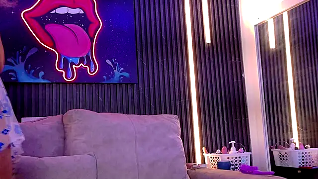 SophiaSummer online show from 10/12/25, 11:53