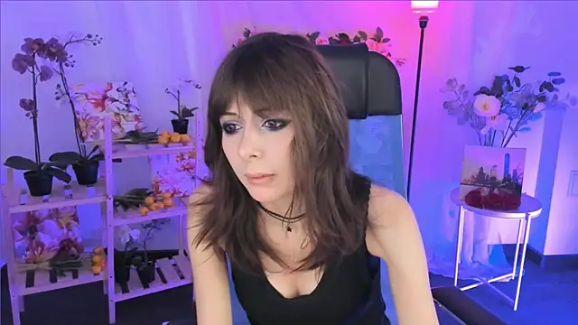 Snapshot of CrystallBloom chatting on 12/22/25, 07:22 CrystallBloom online show from 12/22/25, 07:22