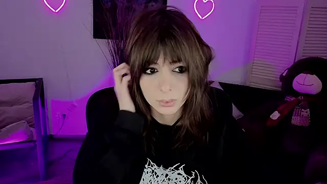 Snapshot of CrystallBloom chatting on 02/08/26, 02:09 CrystallBloom online show from 02/08/26, 02:09