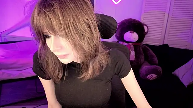 Snapshot of CrystallBloom chatting on 04/07/26, 01:28 CrystallBloom online show from 04/07/26, 01:28