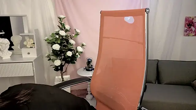 Snapshot of CrystallBloom chatting on 04/20/26, 01:19 CrystallBloom online show from 04/20/26, 01:19