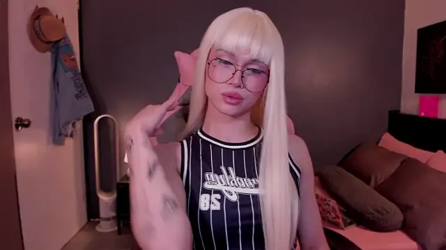 Snapshot of sasharoyale chatting on 10/08/25, 11:57 sasharoyale online show from 10/08/25, 11:57