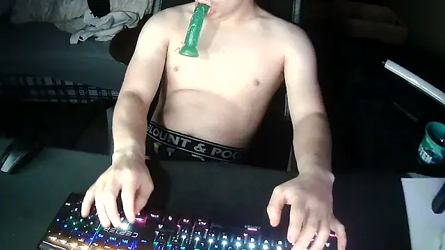 Snapshot of solooboy18 chatting on 09/11/25, 08:53 solooboy18 online show from 09/11/25, 08:53