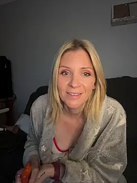 Snapshot of Lexi-Lux-X chatting on 11/09/25, 01:37 Lexi-Lux-X online show from 11/09/25, 01:37