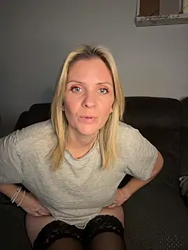 Snapshot of Lexi-Lux-X chatting on 11/15/25, 02:24 Lexi-Lux-X online show from 11/15/25, 02:24