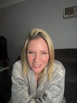 Snapshot of Lexi-Lux-X chatting on 11/21/25, 02:54 Lexi-Lux-X online show from 11/21/25, 02:54