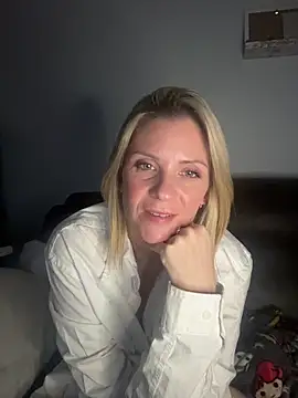 Snapshot of Lexi-Lux-X chatting on 11/23/25, 03:17 Lexi-Lux-X online show from 11/23/25, 03:17