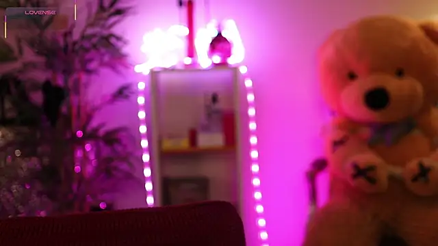 Snapshot of NovaHollisx chatting on 04/05/26, 04:42 NovaHollisx online show from 04/05/26, 04:42