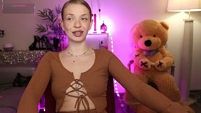 Snapshot of NovaHollisx chatting on 04/06/26, 04:46 NovaHollisx online show from 04/06/26, 04:46