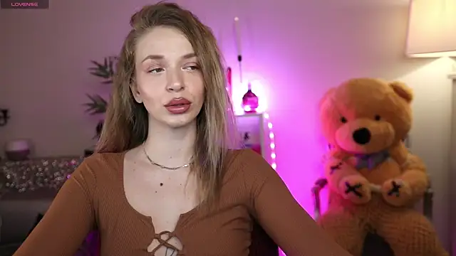 Snapshot of NovaHollisx chatting on 04/22/26, 04:37 NovaHollisx online show from 04/22/26, 04:37