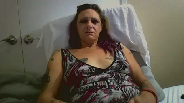 Snapshot of SparklesB1tch chatting on 09/10/25, 06:08 SparklesB1tch online show from 09/10/25, 06:08