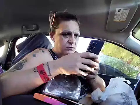 Snapshot of SparklesB1tch chatting on 09/22/25, 11:07 SparklesB1tch online show from 09/22/25, 11:07