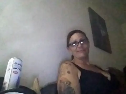 Snapshot of SparklesB1tch chatting on 10/18/25, 01:01 SparklesB1tch online show from 10/18/25, 01:01