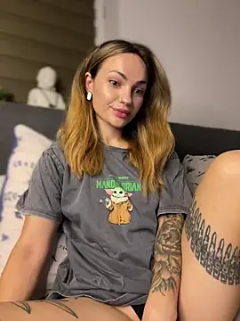 SaraLow online show from 10/01/25, 01:11