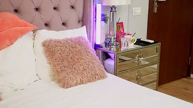 Snapshot of JenniferLovve chatting on 04/08/26, 03:28 JenniferLovve online show from 04/08/26, 03:28