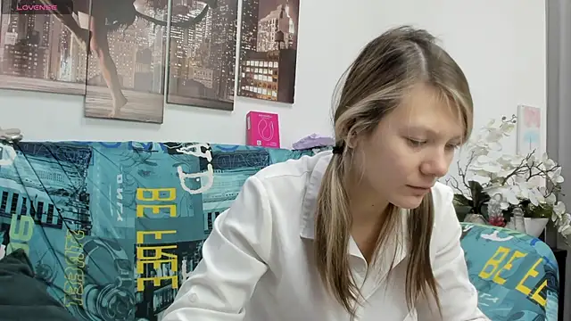 Snapshot of Sunny_Sammy chatting on 11/17/25, 01:33 Sunny Sammy online show from 11/17/25, 01:33