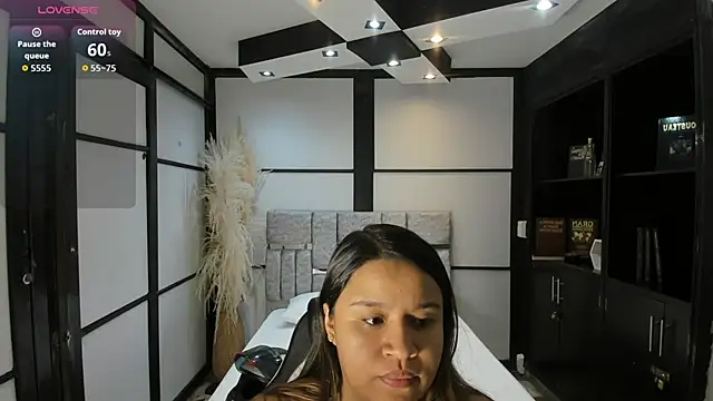 ElaBourn  online show from 12/17/25, 01:39