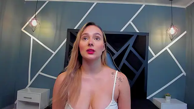 Emmaa white  online show from 11/12/25, 11:21