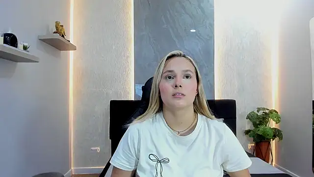 Snapshot of Emmaa_white_ chatting on 05/25/26, 05:30 Emmaa white online show from 05/25/26, 05:30