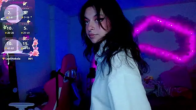 larah uwu online show from 10/27/25, 07:40