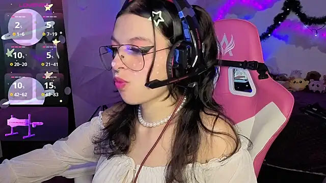 larah uwu online show from 12/14/25, 07:07