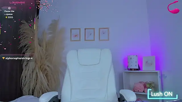 Snapshot of shannel_moss__ chatting on 11/13/25, 11:14 shannel moss online show from 11/13/25, 11:14