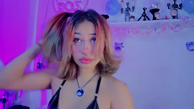 Snapshot of zoelight18 chatting on 12/05/25, 07:32 zoelight18 online show from 12/05/25, 07:32