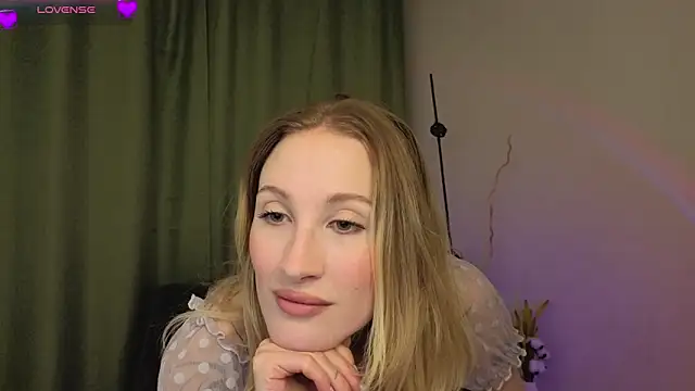 Snapshot of BiancaHelo chatting on 09/26/25, 11:03 BiancaHelo online show from 09/26/25, 11:03