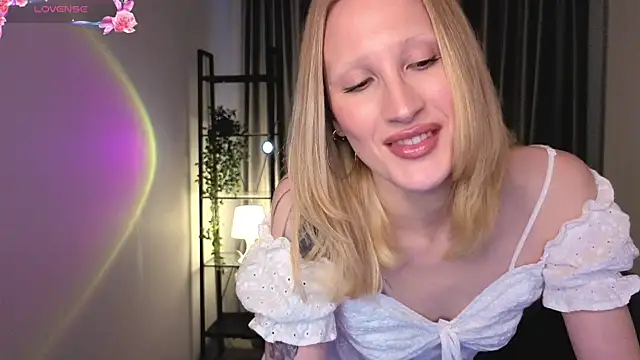 Snapshot of BiancaHelo chatting on 10/18/25, 02:40 BiancaHelo online show from 10/18/25, 02:40