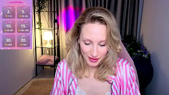 Snapshot of BiancaHelo chatting on 12/16/25, 10:26 BiancaHelo online show from 12/16/25, 10:26